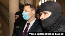 Schadl György érkezik a bíróságra 2023. május 16-án