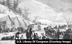 Tipična ruska seoska scena. Pokrivene sanke (u sredini lijevo) odgovaraju opisu saonica koje su D'Auteroche i njegovi pratioci koristili za putovanje kroz Rusiju.