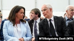 Novák Katalin köztársasági elnök és Balog Zoltán püspök, a Magyarországi Református Egyház zsinatának lelkészi elnöke a Szentendrei Szabadtéri Néprajzi Múzeumban 2022. május 19-én