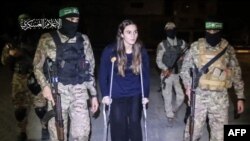 Стопкадър от видеоклип, публикуван от Хамас, показва как членове на паравоенната организация придружават 21-годишната Мая Регев.