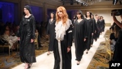 Modeli predstavljaju kreacije abaje međunarodnih dizajnera 25. juna 2009. u Parizu.