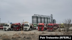 Қазақстан мен Қытай шекарасындағы "KTZE-Khorgos Gateway" құрлық портында тұрған жүк көліктері. Азаттық архивіндегі фото.