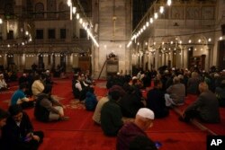 Imam drži hutbu u istanbulskoj Fatih džamiji prvog dana muslimanskog svetog mjeseca ramazana, 11. marta 2024.