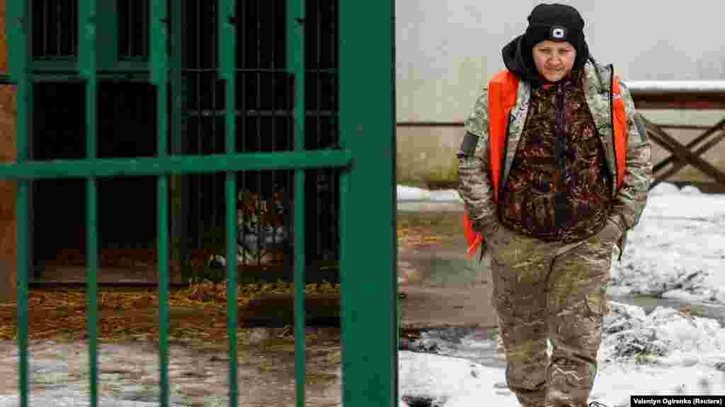 Popova 1999-ben nyitotta meg az első magánlovasklubot Ukrajnában, de csak hat évvel ezelőtt mentette meg az első oroszlánját. Egy vágóhidakat ellenző szervezet kereste meg azzal a kéréssel, hogy segítsen megmenteni egy gerinctörött oroszlánt