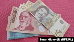 Oficialii kosovari spun că analizează mai multe opțiuni în implementarea deciziei controversate de a restricționa toate tranzacțiile în numerar oriunde în țară de la 1 februarie 