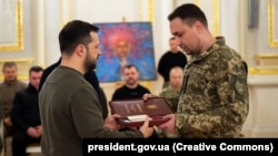 Zelenski îl decorează pe Budanov, în februarie 2024, la Kiev.
