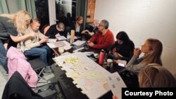 Ruski aktivisti u Budvi pišu pisma političkim zatvorenicima u Rusiji. 26.12.2023.