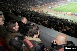 Vladimir Putin gleda prijateljsku utakmicu Crvene zvezde i Zenita u društvu članova bajkerskog pokreta "Noćni vukovi". Beograd, 23. marta 2011. godine.