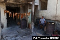 Szárított hal lóg egy lakás előtt Ulkenben