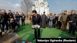 Kisida Fumio japán miniszterelnök koszorút helyez el egy tömegsíron az ukrajnai Bucsában 2023. március 21-én