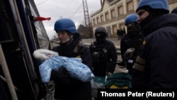 Vonattal evakuálják a lakosságot Avgyijivka környékéről, miután az orosz benyomulás miatt életveszélyessé vált a terület