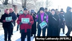 Приехавшие в суд города Конаев люди, выступающие в поддержку Думана Мухаммедкарима. Алматинская область, 22 февраля 2024 года