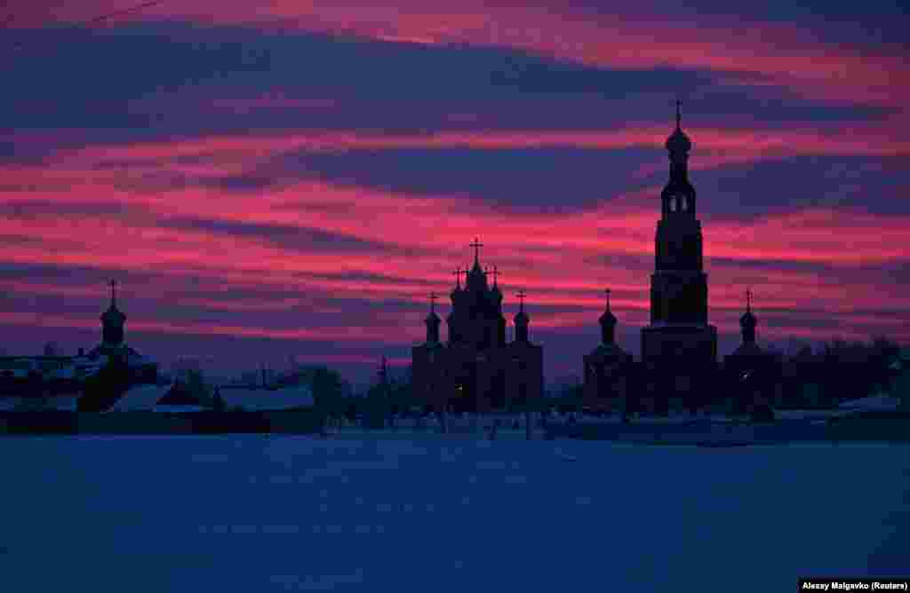 Mii de credincioși ortodocși și-au început celebrarea Bobotezei pe rit vechi, conform calendarului iulian, la primele ore ale dimineții, cum ar fi aceștia de la Mănăstirea Aciairski din regiunea rusă Omsk.&nbsp; Biserica Ortodoxă Rusă are aproximativ 90 de milioane de membri și binecuvântează, în mod tradițional, apele de două ori pe an: prima dată în ajunul Bobotezei și, din nou, în timpul sărbătorii propriu-zise, pe 19 ianuarie. (foto&nbsp;REUTERS/Alexey Malgavko)