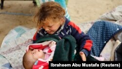 Gázában olyan mértékű az éhínség, hogy az emberek állati takarmányon élnek, és a földből ássák ki a vizet