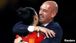 Испанката Дженифър Ермосо празнува с президента на Кралската испанска футболна федерация Луис Рубиалес след победата на Световното първенство за жени.