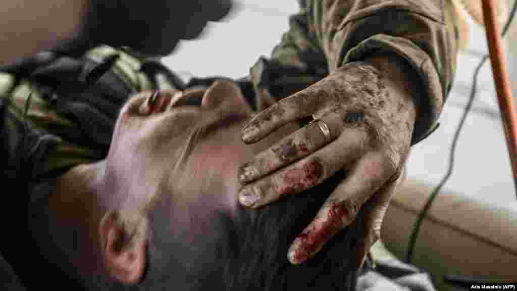 Sebesült ukrán katonát szállítanak el a Bahmut közeli frontvonalról március 23-án. Mindkét oldalon egyre súlyosabbak a veszteségek, de Ukrajna szárazföldi csapatainak parancsnoka, Olekszandr Szirszkij vezérezredes szerint Bahmutnál az oroszok &bdquo;jelentős számú katonát veszítettek&rdquo;