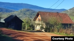 Cesta prekrivena boksitnom prašinom i blatom, Pecka, BiH, 8. novembar 2022.