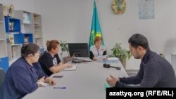 Белсенді Әйгерім Тілеужанның мәжіліс депутаттығына кандидат ретінде тіркеу мәселесін қараған аумақтық сайлау комиссиясының жиынына үміткерді қолдайтын азаматтық белсенділер де келді. Алматы, 17 ақпан, 2023 жыл.