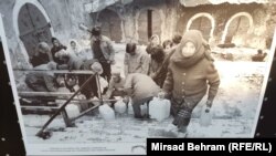 Civili nose vode u blizini Starog mosta u Mostaru, 1993.