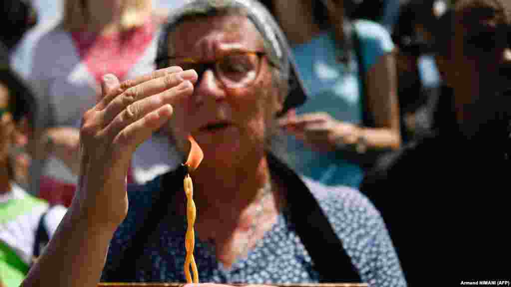 Za mnoge, bitka simbolizira herojsku, ali na propast osuđenu borbu protiv moćnog vanjskog napadača. &nbsp;