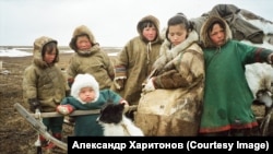 Nyenyec gyerekek egy 1999-ben készült képen