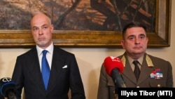 Szalay-Bobrovniczky Kristóf honvédelmi miniszter és a Honvéd Vezérkar főnökének jelölt Böröndi Gábor altábornagy Budapesten, 2023. május 2-án