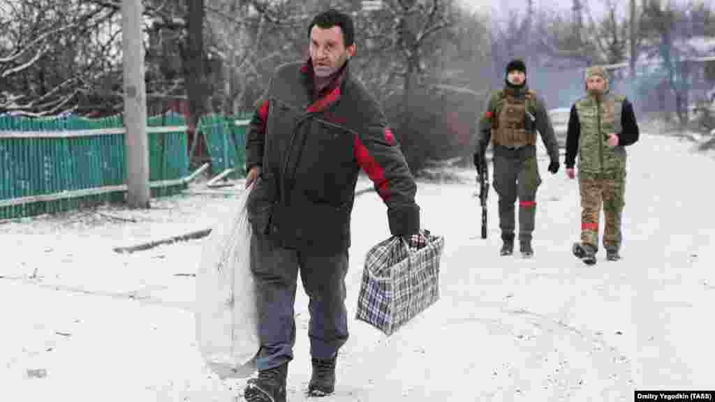 Stanovnik u predgrađu Avdijevke pred ruskim trupama 19. februara. Dok su se ruske snage približavale Avdijevki u februaru, veliki broj preostalih stanovnika je pobjegao. Nejasno je koliko ih je ostalo. &nbsp;