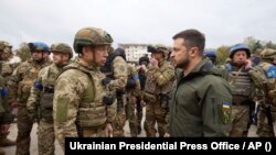 Володимир Зеленски разговаря с Олександър Сирскии. Снимката е архивна