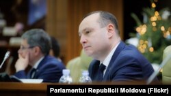 Vicepreședintele socialist al parlamentului, Vlad Bătrâncea (dreapta-față) și președintele parlamentului, Igor Grosu, liderul PAS, la audieri parlamentare pe marginea „furtului miliardului”, pe 21 decembrie 2021