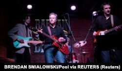 Secretarul de stat american, Anthony Blinken, cântând la chitară într-un bar de la Kiev hitul lui Neil Young "Rockin' in the Free World", în timpul vizitei sale din 14 mai 2024.