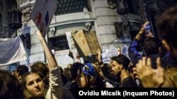 Peste o mie de tineri protestează față de exploatarea minereurilor din perimetrul Roșia Montană, pe Calea Victoriei din Bucuresti, 3 septembrie 2013, nemultumiți de proiectul de exploatare minieră aprobat de Guvern.