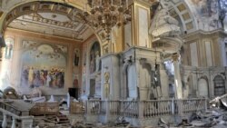 Voluntarii curăță catedrala din Odesa avariată după atacul rusesc