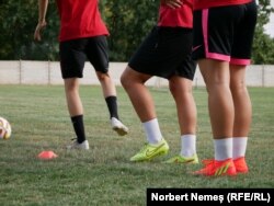 „Până la vârsta de 14 ani, pot să pot să spun că fetele au cât de cât un nivel echilibrat cu băieții, dar după pubertate, băieții au anumite avantaje legate de forță, de viteză, de rezistență, chiar și îndemânare”, explică antrenorul Călin Pistolea.