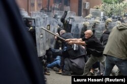 KFOR-ის ჯარისკაცები ეთნიკურ სერბებთან შეხლა-შემოხლის დროს.