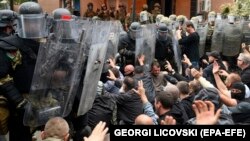 Etnicii sârbi s-au așezat pe stradă în fața cordonului de soldați KFOR, condus de NATO, în fața clădirii municipalității din Zvecan, Kosovo, 29 mai 2023