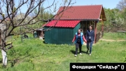 Александрина Димитрова и едно от момичетата до зоокъта в един от центровете от семеен тип