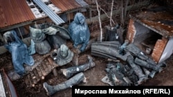 Демонтирани части от паметника на Съветската армия съхранявани в село Лозен. 