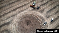 Poljoprivrednik na polju deset kilometara od linije fronta, oko kratera koji je ostavila ruska raketa, u Dnjepropetrovskoj oblasti, Ukrajina, 4. jul 2022.