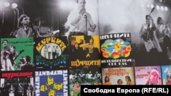 Снимка с албумите на "Щурците" от книгата на Кирил Маричков "На прага на времето"