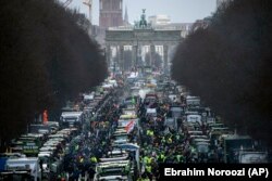 Poljoprivrednici na protestu traktorima ispred Branderburške kapije, Berlin, 15. decembar 2024.
