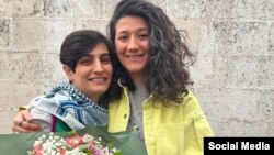 Iran, Teheran - Jurnalistele Elaheh Mohammadi și Niloofar Hamedi, la eliberarea temporară din închisoarea Evin (Sursă: social media)
