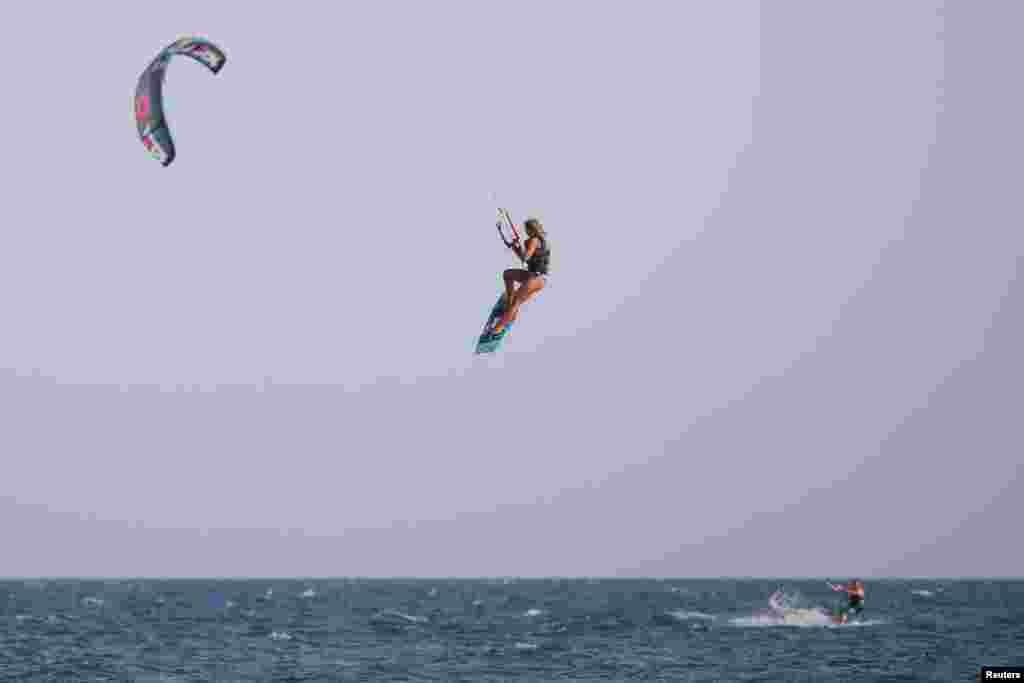 Djevojka sufra zmajem tokom prvog ovogodišnjeg ljetnog toplinskog talasa u Barbani kod Ulcinja, Crna Gora, 19. juna 2024.