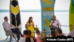 Lánczi Tamás, a Szuverenitásvédelmi Hivatal elnöke (j), Kobza-Kunfalvi Nóra vitavezető és Ligeti Miklós, a TI Magyarország jogi igazgatója a Mindenki függ valakitől? – A magyar szuverenitás kérdései című vitán a tihanyi Tranzit fesztiválon 2024. augusztus 24-én