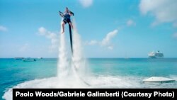 Майк Таласинос, собственик на компанията "Jetpack Cayman", казва: "Jetpack е с нулева гравитация. Каймановите острови са с нулеви данъци. Ние сме на правилното място!"