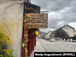 Prostor ispred kafića u kome se okupljaju stanovnici iz oba dijela grada.