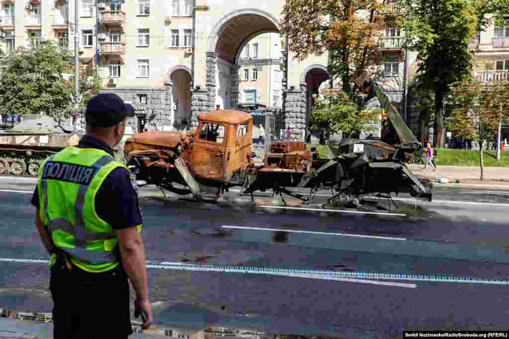 Un polițist urmărește procesul de plasare a echipamentelor rusești pe Kreșceatik. Kiev, 21 august 2023. La 13 iunie, președintele rus Vladimir Putin a fost întrebat de jurnaliști dacă plănuiește un nou asalt asupra Kievului. Putin a răspuns că aceasta depinde de ceea ce vrea să obțină Rusia. &bdquo;Trebuie să mergem la Kiev? Dacă da, atunci avem nevoie de o nouă mobilizare, dacă nu, atunci nu este necesară. Acum, nu este nevoie încă de mobilizare&rdquo;, a spus Putin. &nbsp;