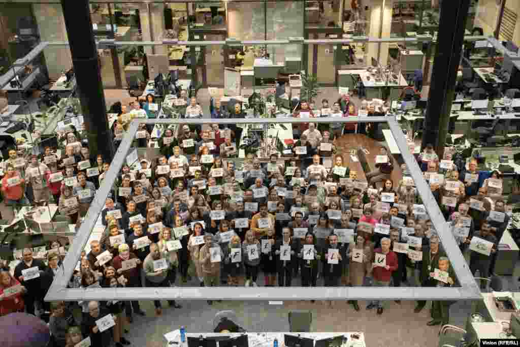 Сотрудники РСЕ/РС вели кампанию за освобождение своей коллеги Алсу Курмашевой из российской тюрьмы в 2023 году. Флэшмоб #FreeAlsu в нынешней штаб-квартире в Праге.Спустя 75 лет с момента своего основания РСЕ/РС в настоящее время противостоит усилиям администрации президента США Дональда Трампа по закрытию организации.