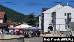 Prošle nedelje je iz i oko opštinskih zgrada u Zvečanu, Leposaviću i Zubinom Potoku smanjeno 25 odsto Policije Kosova (na fotografiji: Opština Zubin Potok, 12. jul) 