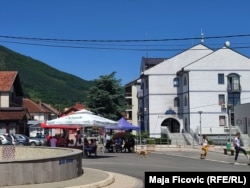 Afër ndërtesës së komunës së Zubin Potokut më 12 korrik nuk u pa asnjë polic. Kjo ishte komuna e vetme në veri, ku policët qëndruan para ndërtesës, pasi në komunat tjera, ata kanë qëndruar brenda objekteve.