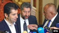 Лидерите на ПП-ДБ и ГЕРБ Кирил Петков, Христо Иванов и Бойко Борисов